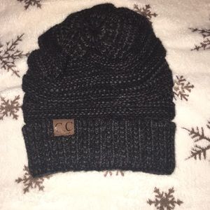 CC solid ribbed beanie in black